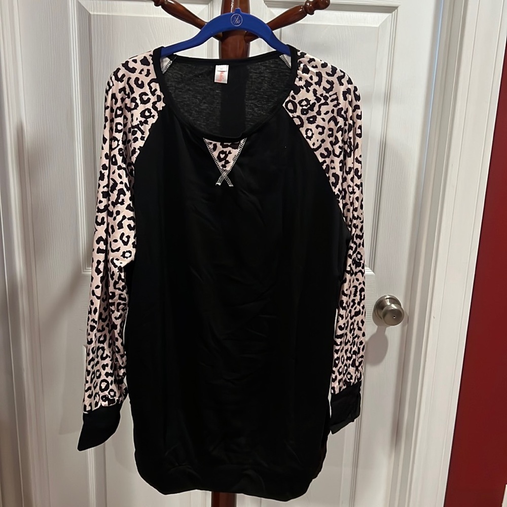 One of our favorites.NWOT Ladies long sleeve top.